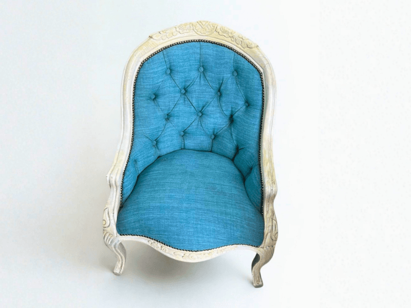 Sillón Capitoné Azul con Marco Blanco